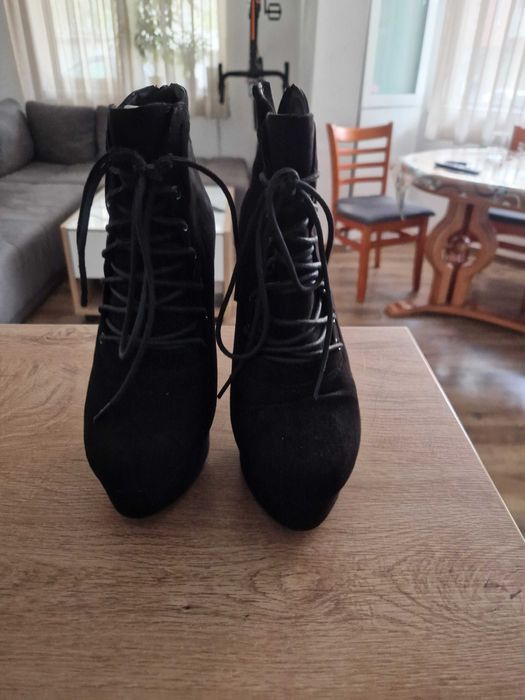 Дамски велурени боти