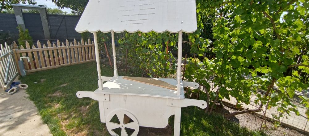 Căsuță din lemn cu acoperiș – ideală pentru evenimente, nunți, etc