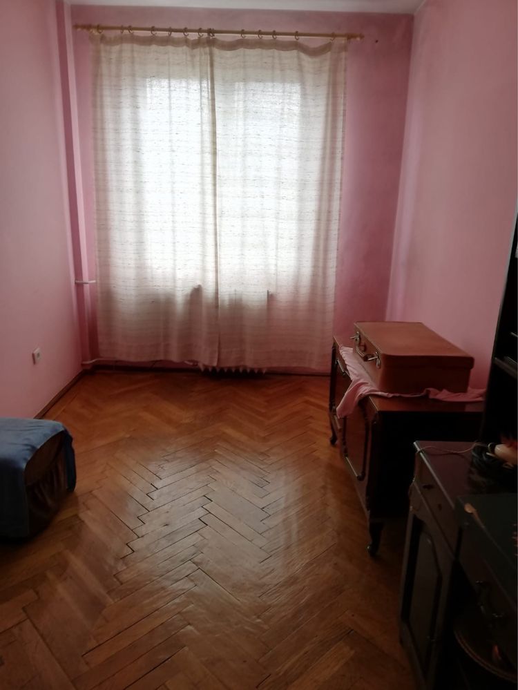 Vând apartament cu patru camere