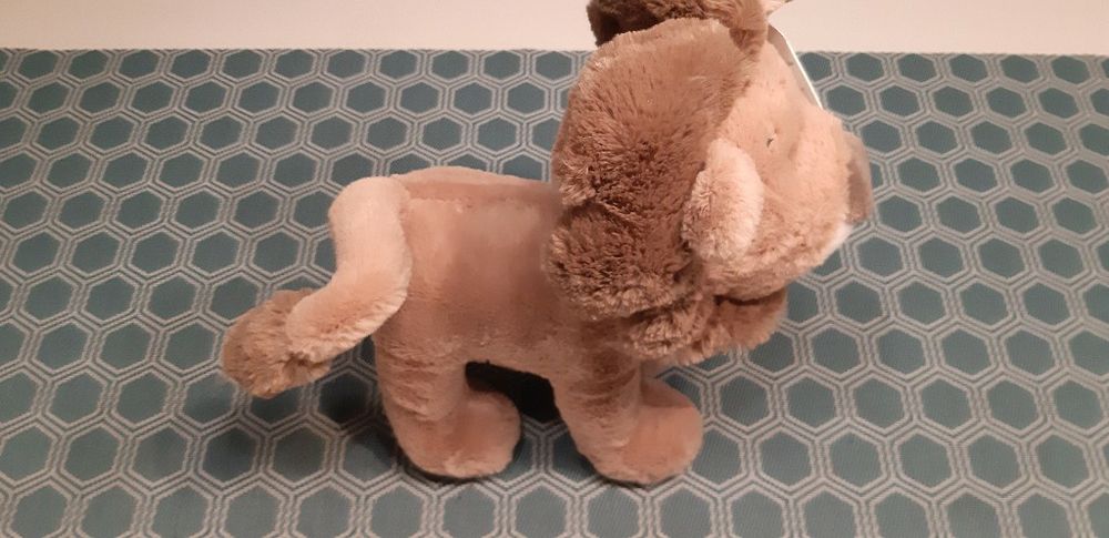 Плюшена играчка лъв.