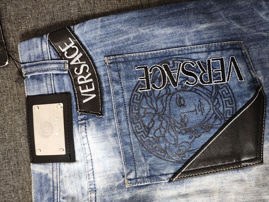 Blugi Versace pentru barbari