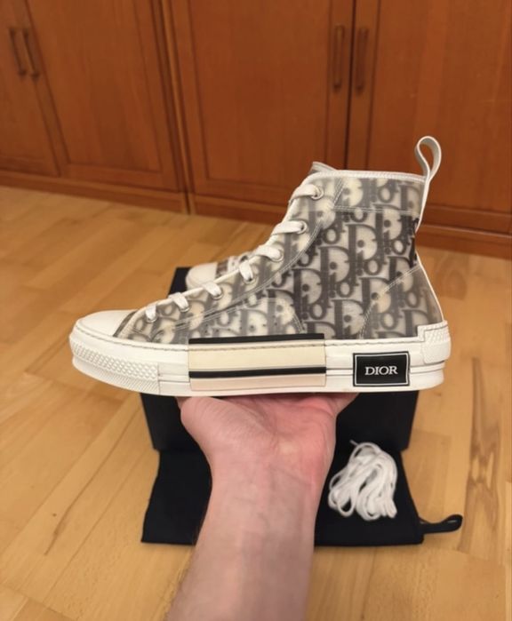 Dior B23 High-Top Sneakers, modelul iconic cu print Oblique.