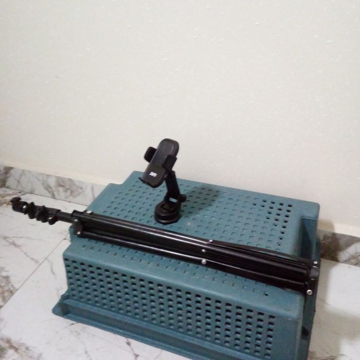 Продаются вместе штатив и автомобильный держатель для телефона.