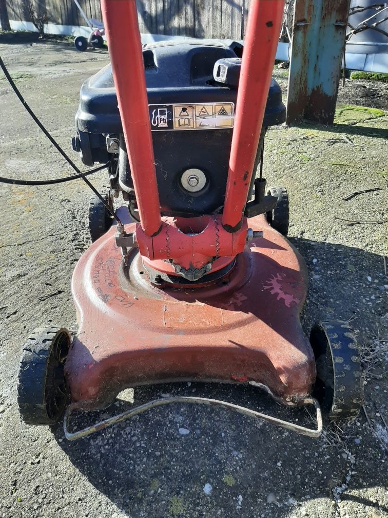 Motocultor cu plug și mașină de tuns iarbă