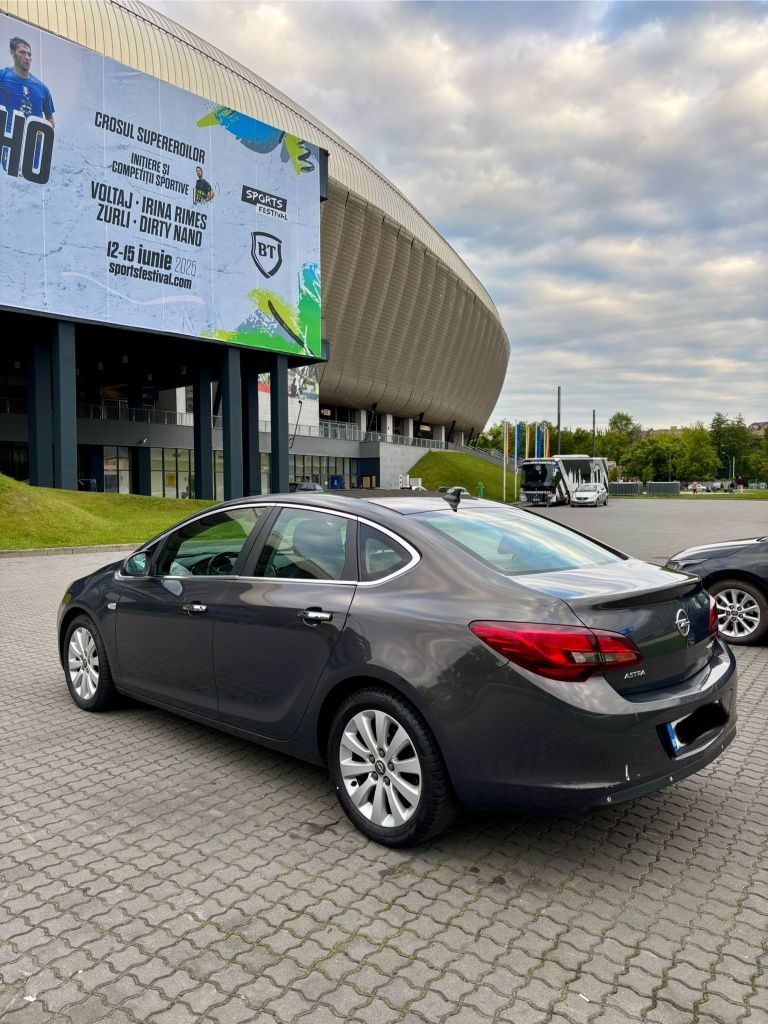 Vând Opel Astra j ecoFLEX Sedan impecabil