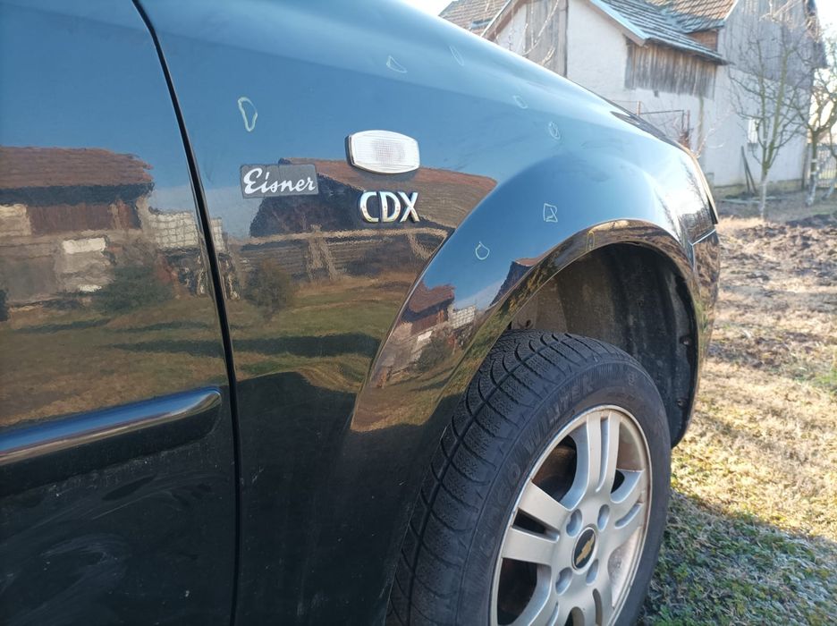 De vânzare ușa și aripa