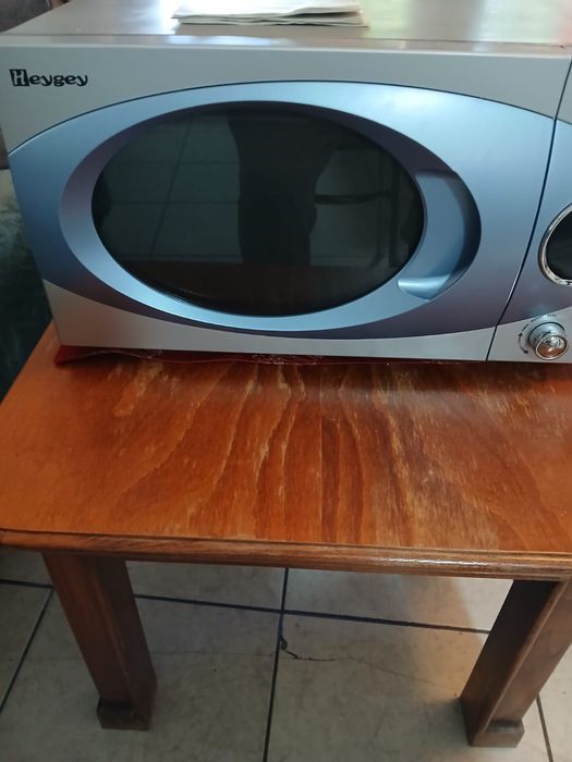 Vând cuptor cu microunde