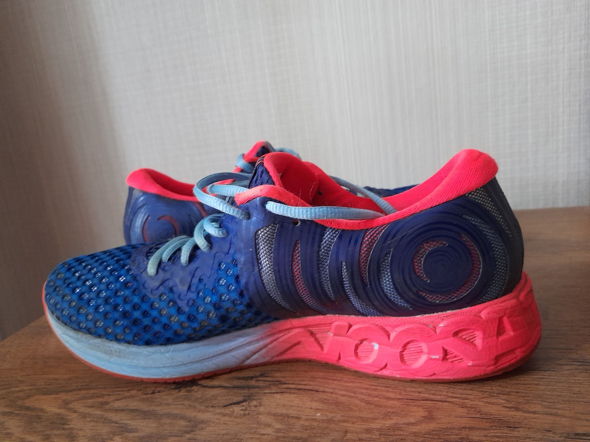 Asics NOOSA FF2 маратонки 42 номер.