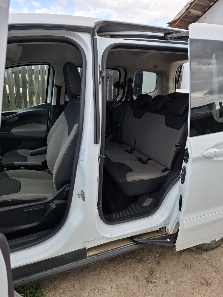 Ford tourneo curier