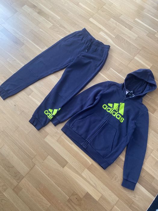 Vând compleu Adidas mărimea  (  m-bluză/pantalon ) 1,52 înălțime