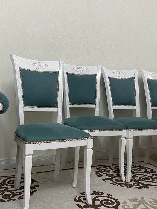 Диван, 2 кресла, 8 стульев (1 стул девормирован)