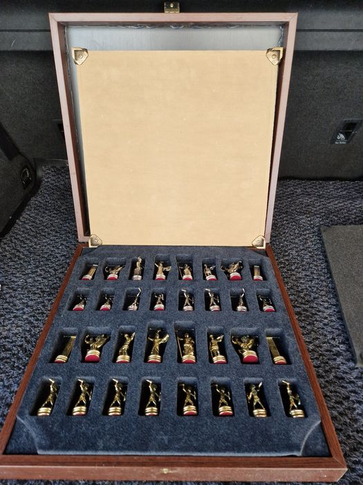 Joc de șah,  model deosebit, figurine metalice