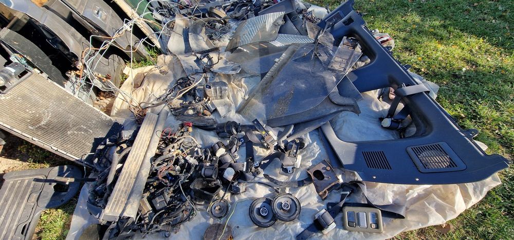Vand la pachet cu piese Opel monterey V6, motorul mașinii e funcțional