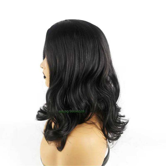 Черна къдрава синтетична перука на път