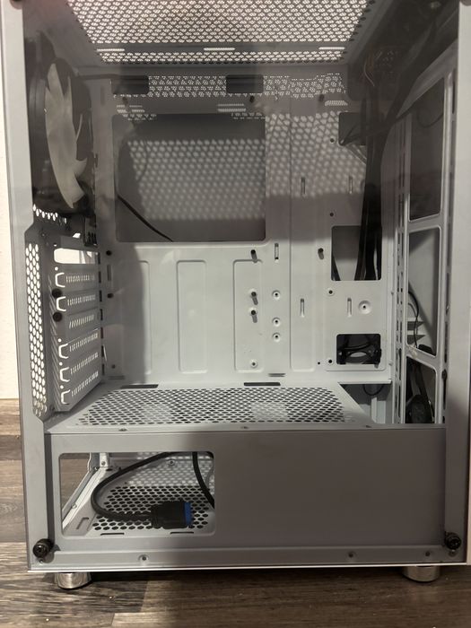 Vând Carcasă PC Albă Ca Nouă