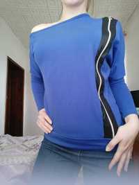 Синя блузка и дънки със задно закопчаване