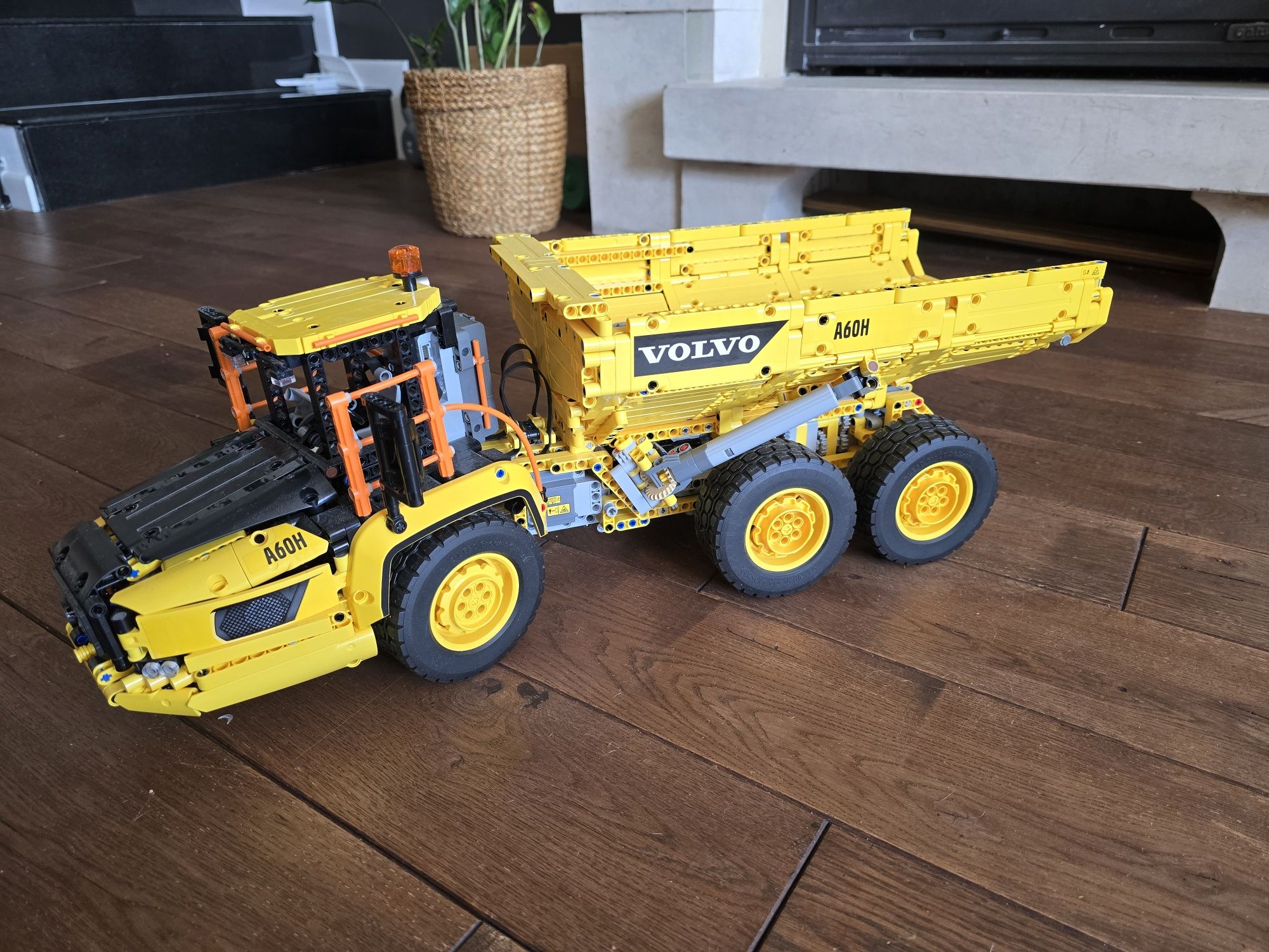 LEGO Technic - Влекач 6x6 Volvo Articulated Hauler 42114