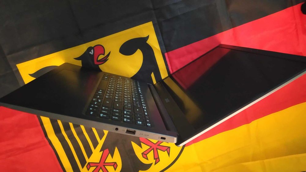 СУПЕР Тънък Лаптоп Acer