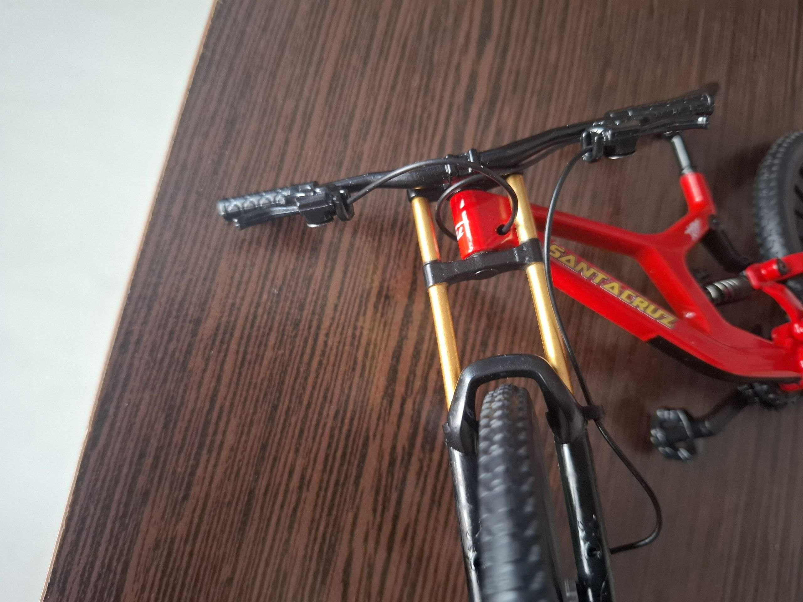 Macheta bicicleta Santa Cruz V10 29'' scara 1:10