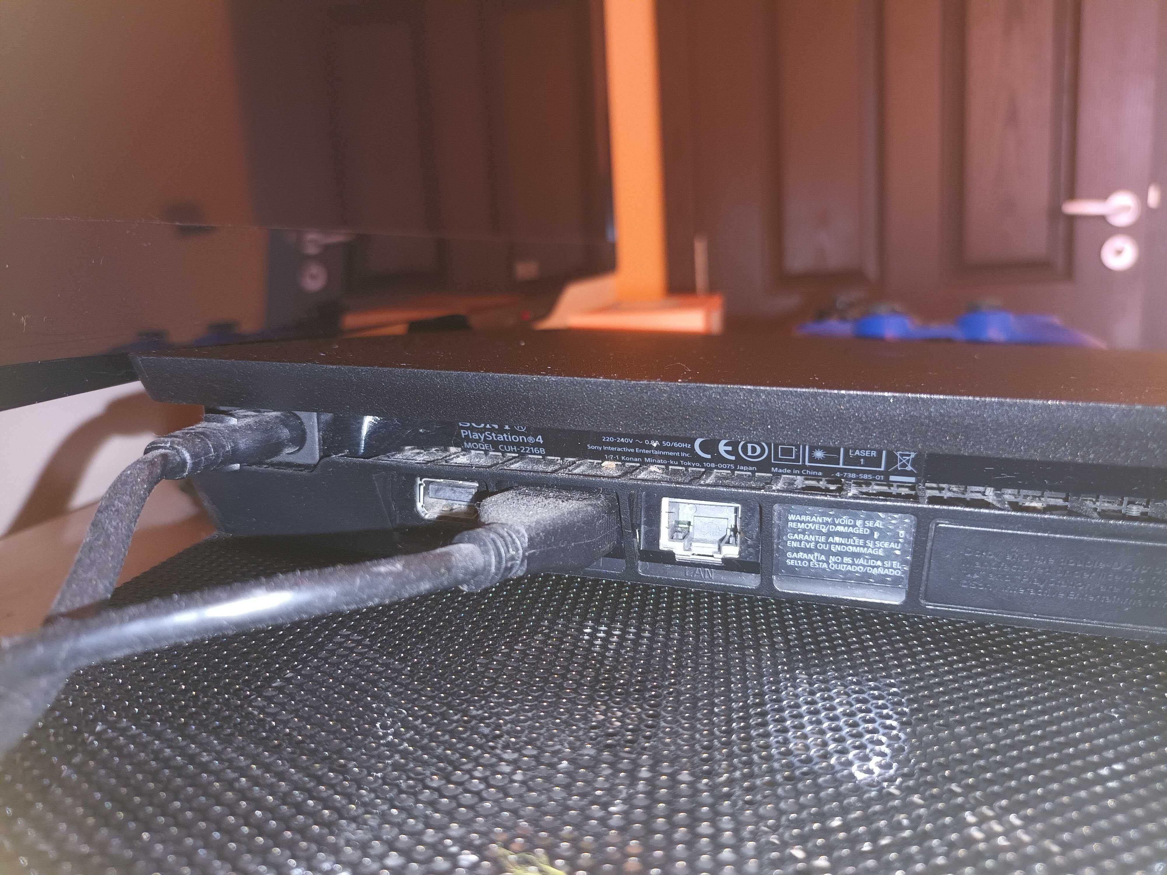 PS4 Slim 1TB + 2 джойстика + 5 игри + оригинална кутия + документи