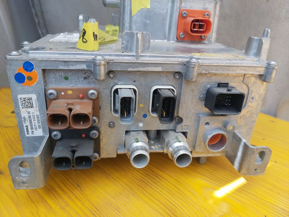 Входящо зарядно устройство  опел корса ф пежо 2008/208  Opel Мокка в