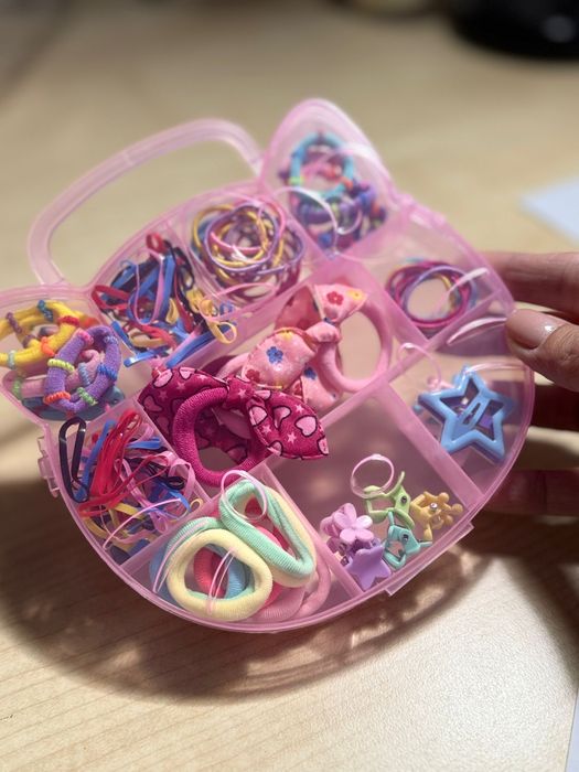 Cutie Hello Kitty cadou Craciun cu peste 400 elastice par colorate