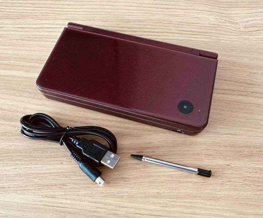 Nintendo DSi XL - WINE RED с 134 игри