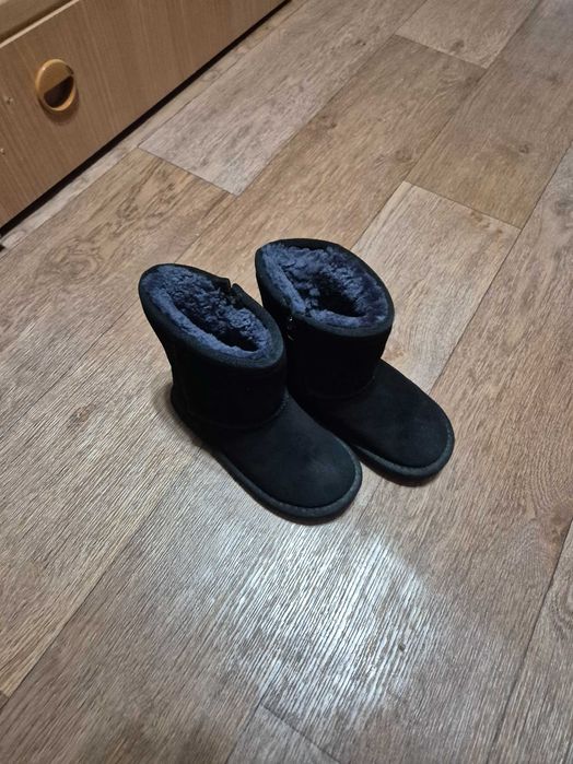 Продам уги для девочки