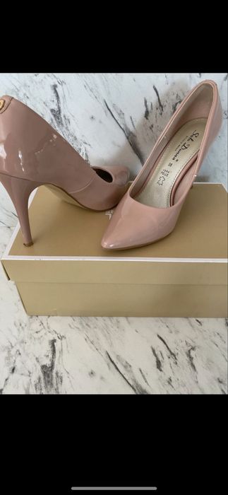 Pantofi cu toc marime 38 imitatie piele lacuita