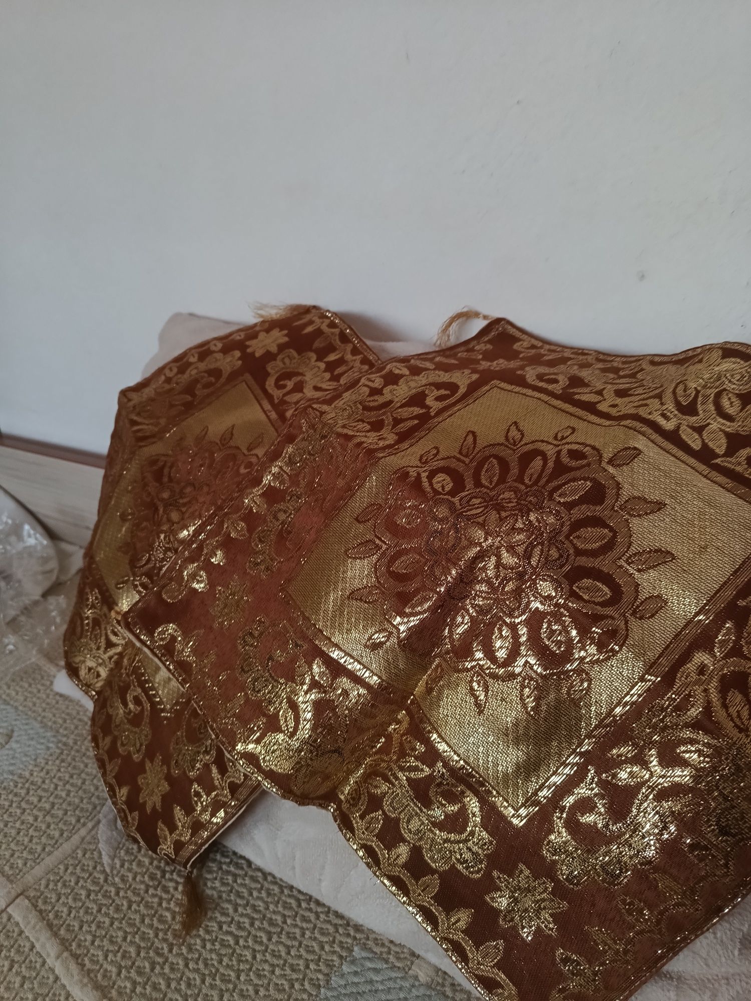 2 броя калъфки за декоративни възглавнички и два броя родопски одеала