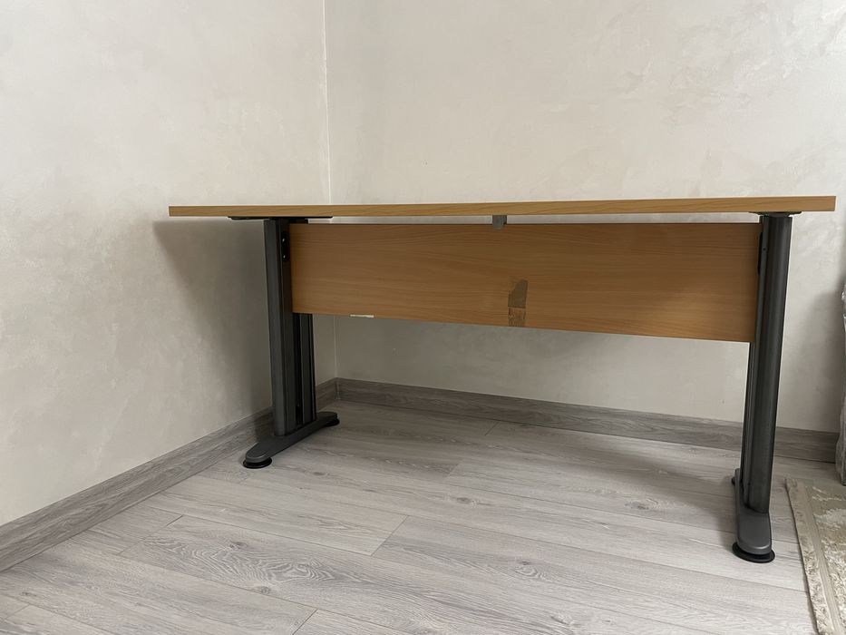 Продам стол в отличном состоянии стол в кабинет и т. д.