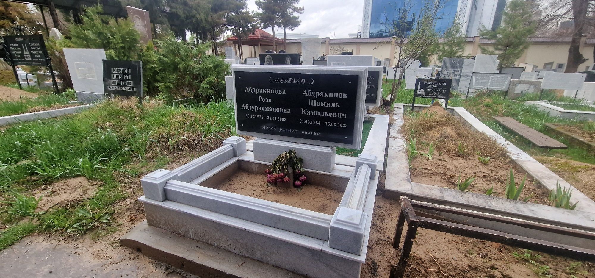 Памятник из светлого мрамора