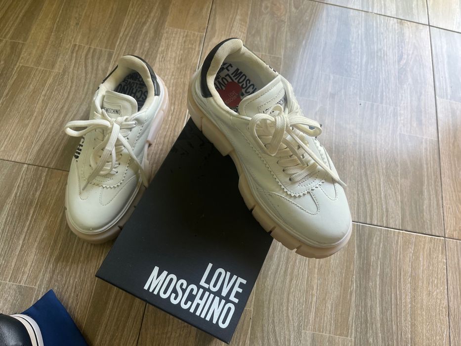 Vand adidași Moschino și sandale armani