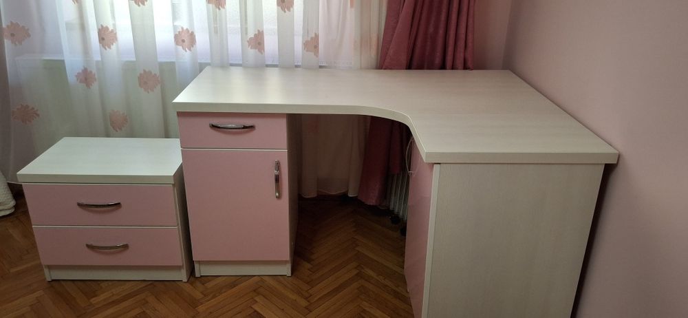 Birou fetite din material rezistent