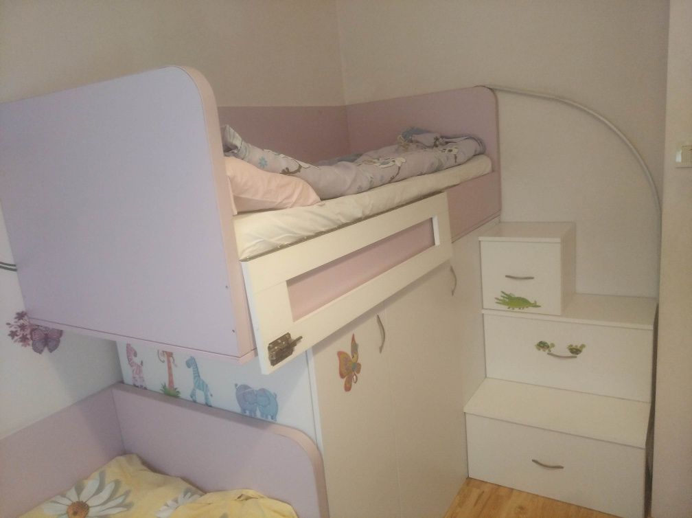 Продавам детски легла със шкафове и бюро за 2 деца в отлично състояние