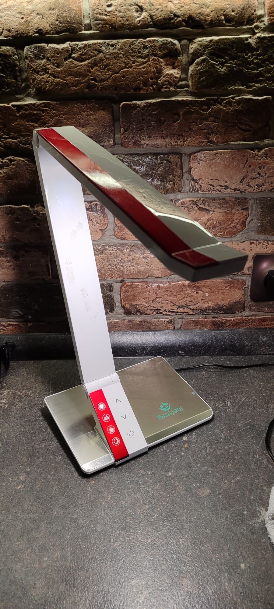 Продам настольную лампу Ecolight