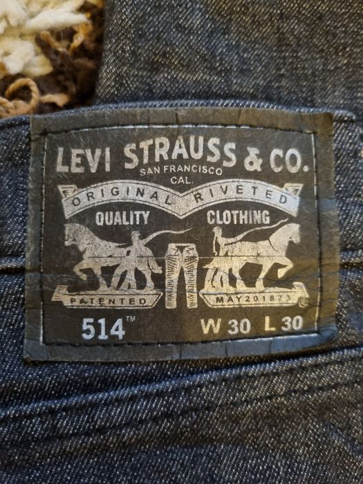 Blugi Levi's negri