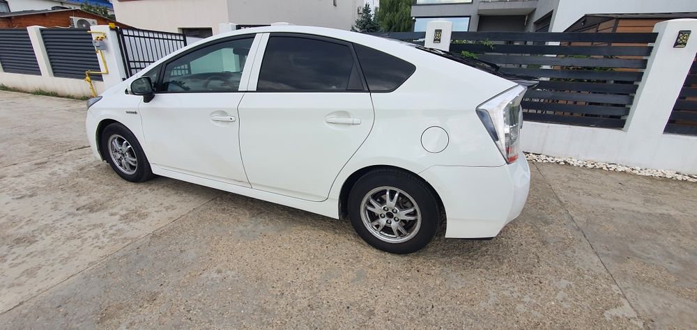 Inchiriez Toyota Prius cu GPL pentru uber bolt