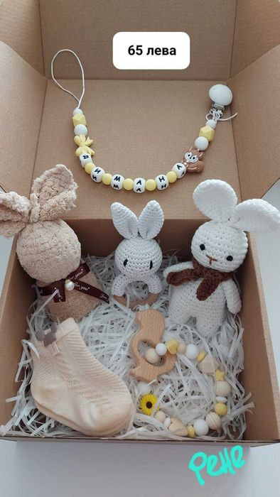 Подаръчен комплект за бебе, персонализиран клипс, дъвкалка, чорапки...