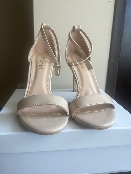 Бежави обувки на ток 35 номер