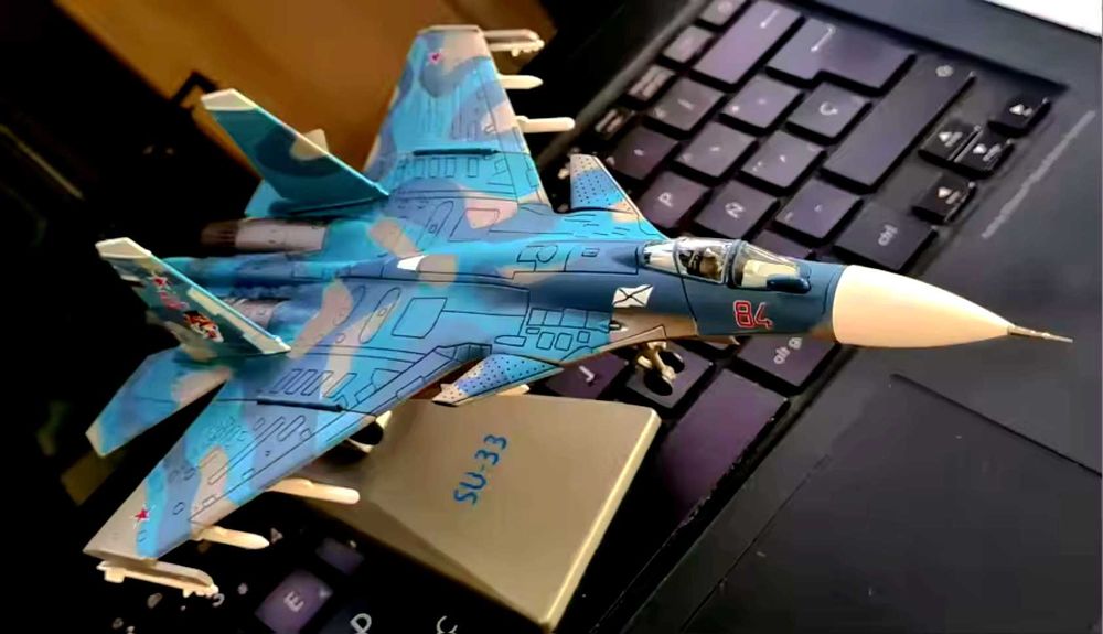 Macheta avion metalica SU-33 Flying Tiger scara 1:100 21 cm