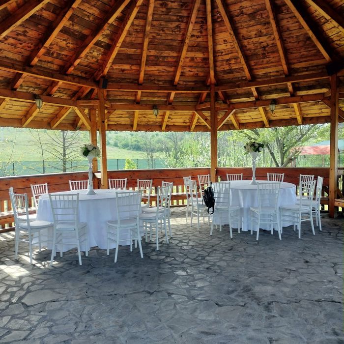 Se închiriază mese rotunde și scaune