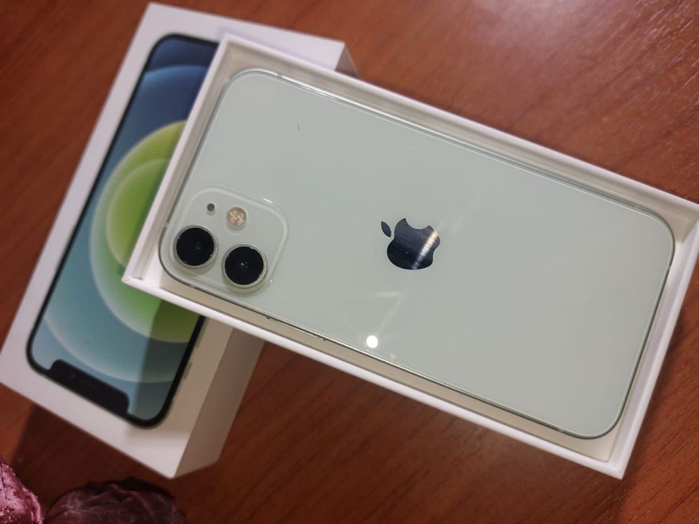 iPhone 12 mini в идеальном состоянии в подарок чехлы