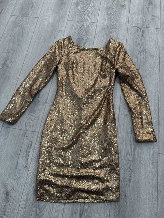 Рокля на паети златисто чисто нова с етикет.Размер С/М еластична