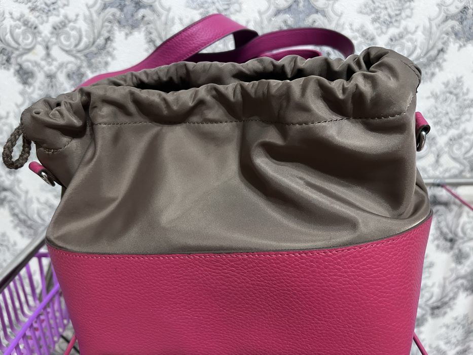 Кожаная сумка сочно розового цвета