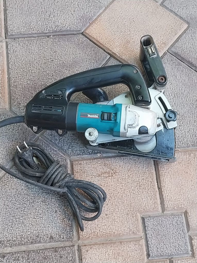 Masina de făcut canale MAKITA  SG 1250 de 1400 w