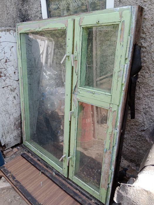 Отдам деревянную оконную раму