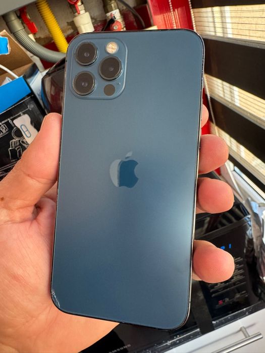 Iphone 12 PRO 256gb( fisurat 1cm colt stanga spate)