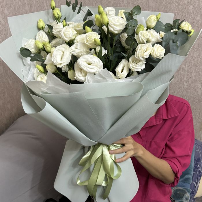 Цветы ,лизиантусы 19 веток с эвкалиптом