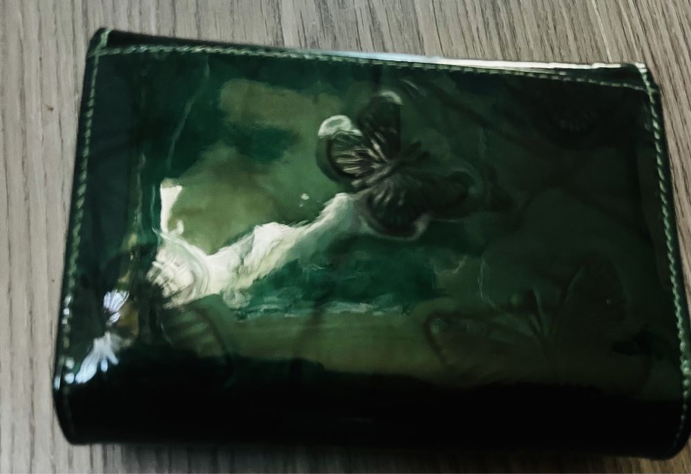 Ново Дамско кожено зелено портмоне с пеперуди